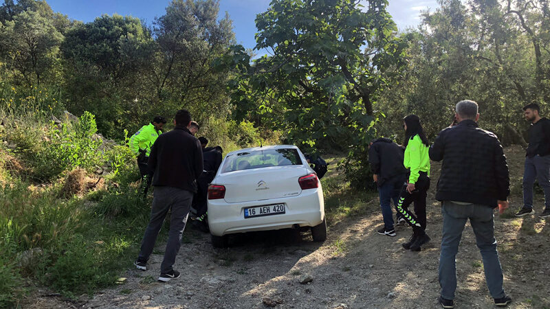 Bursa’da nefes kesen kovalamaca! Aracı zeytinlikte bırakıp kaçtılar Bursa'nın Gemlik ilçesinde polisin "dur" ihtarına uymayarak kaçan şüphelilerin otomobili,
