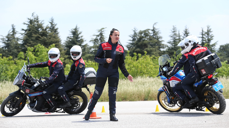 Jandarmada tek! Bursa’da sürüş eğitimi veriyor