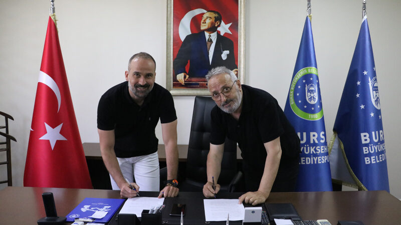 Bursa Büyükşehir Belediyespor, başantrenör Cemal Bora Şensoy'la yoluna devam edecek.