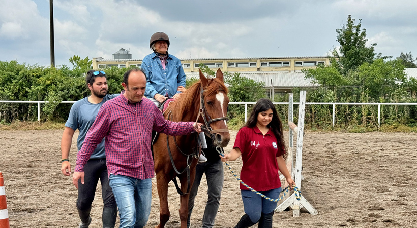Bursa’da huzurevi sakinleri ata bindi, tımar yaptı