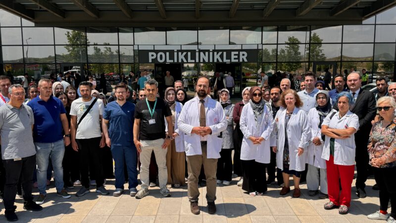 Bursa Şehir Hastanesi doktorları ve çalışanları, Filistin'e destek açıklaması yaptı.