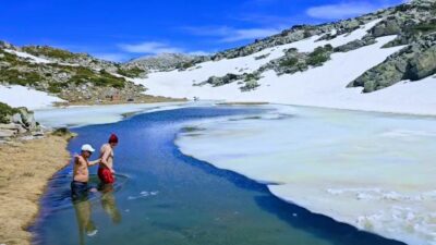 Bursa’nın gizli kalmış hazinesinde yüzme keyfi! Buz tutan göle girdiler…