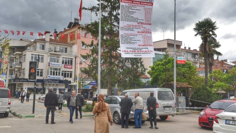 Bursa’da Yenişehir Belediyesi’nin borcu meydana asıldı Yenişehir Belediye Başkanı Ercan Özel, belediyenin geçmiş dönemden devraldığı borç