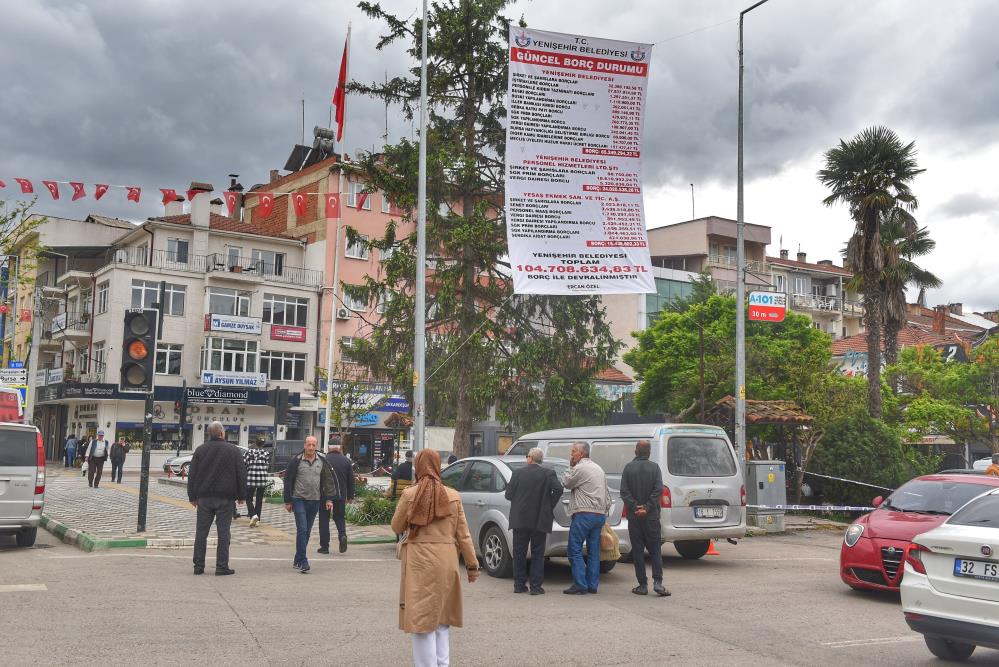 Bursa’da Yenişehir Belediyesi’nin borcu meydana asıldı Bursa’da Yenişehir Belediyesi’nin borcu meydana asıldı