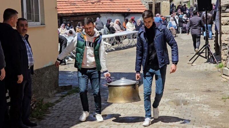 Bursa’da 671 yıldır bitmeyen gelenek Bursa'da köylüler tarafından yılda bir kez pişirilen yemek için binlerce