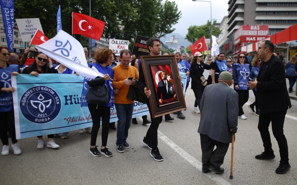 İstanbul’da öğretmenin öldürülmesi Bursa’da protesto edildi