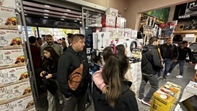 Bursa’da indirim izdihamı! Yağmura rağmen saatlerce beklediler