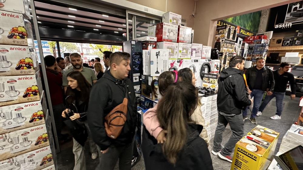 Bursa’da indirim izdihamı! Yağmura rağmen saatlerce beklediler Bursa’da indirim izdihamı! Yağmura rağmen saatlerce beklediler