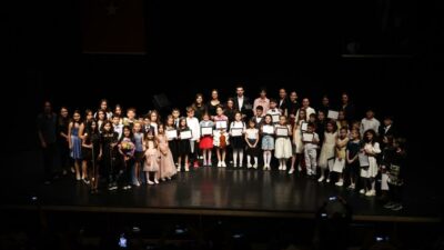 Nilüfer Belediyesi’nin düzenlediği müzik eğitim çalışmalarına katılan öğrenciler, sergiledikleri performans