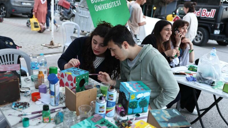 Bursa Uludağ Üniversitesi öğrenci topluluklarının talebi üzerine Görükle’de festival düzenlendi.