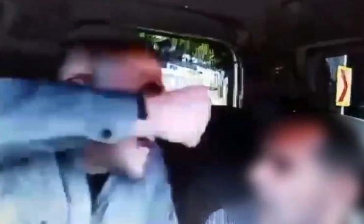 Görüntüler Bursa’dan… Taksiciyi darp etti