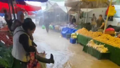 Bursa’da sağanak yağış sonrası pazarı su bastı