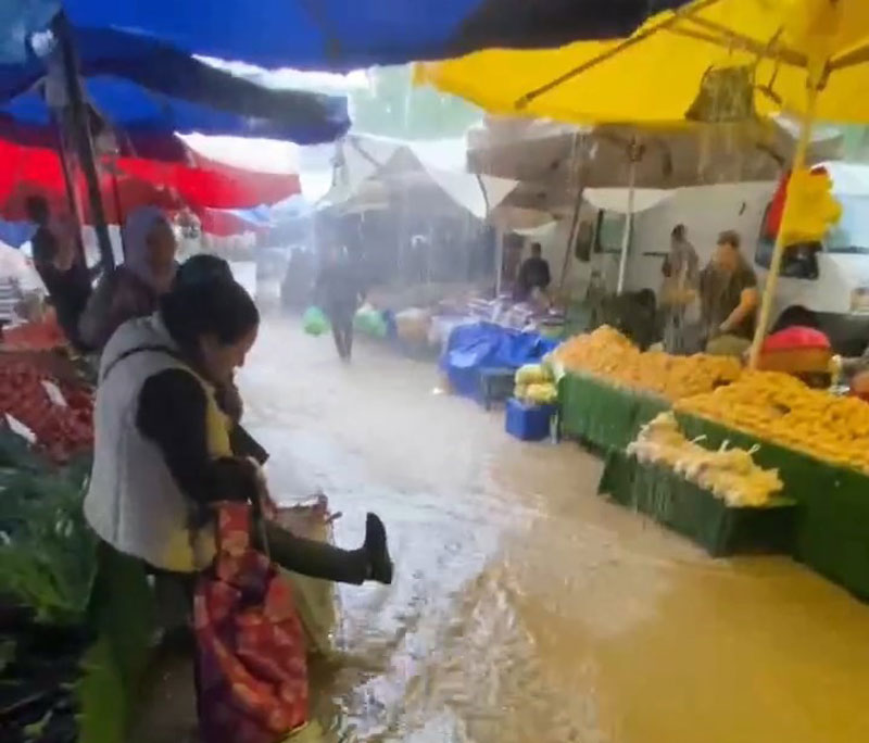 Bursa’da sağanak yağış sonrası pazarı su bastı