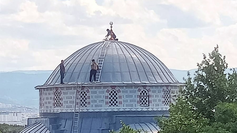 Yer: Bursa… Cami kubbesine çıkıp leyleklere yuva kurdular