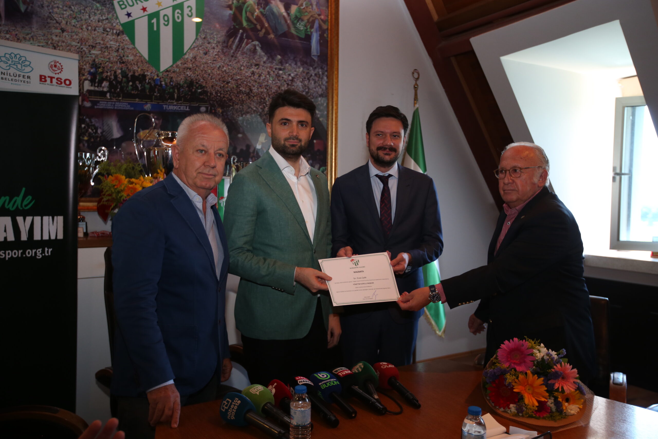 Bursaspor’da Başkan Enes Çelik mazbatasını aldı