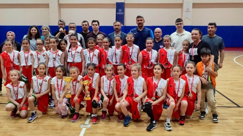 Bursa’nın kahraman kızları; dağdan gelip ovada tarih yazdılar… Olay Gazetesi Yazarı Ahmet Emin Yılmaz, Orhanelispor'un 10 Yaş Grubu