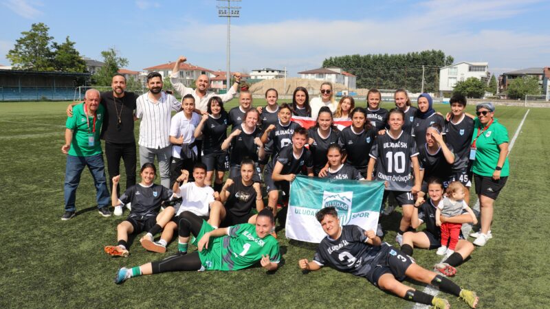 Sercan Yıldırım’ın başkanı olduğu Kadın Futbol Takımı şampiyon oldu Karadeniz Ereğli Lisesi Spor’u tek golle geçen Bursa ekibi adını