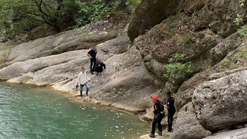 Bursa’da kâbusu yaşadılar! Dere kenarında oturan 3 kişi… Bursa’nın Orhangazi ilçesinde, gezmek için gittikleri bölgede kayalıklardan indikleri dere