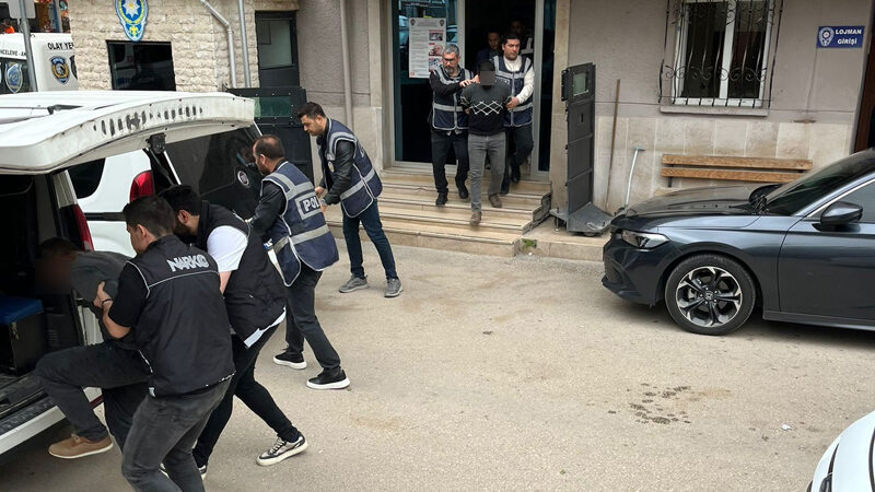 Bursa’da 2 kişiyi öldürmüşlerdi! Tutuklandılar Bursa’nın Mustafakemalpaşa ilçesinde, aralarında husumet bulunan kayınbiraderleri Özkan (37) ve