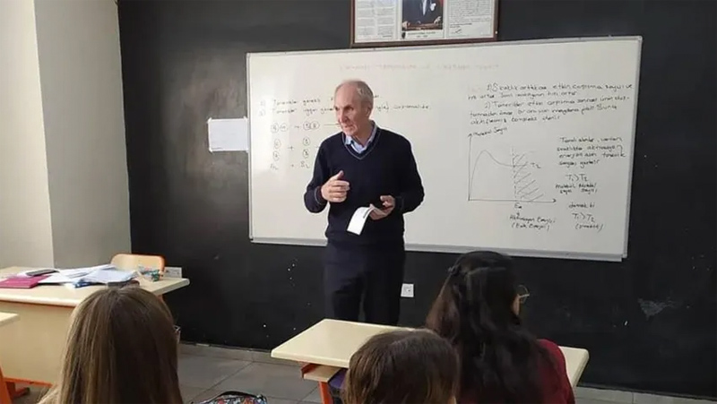 Lisede dehşet! Okuldan atılan öğrenci müdüre kurşun yağdırdı