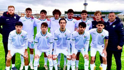 Bursaspor U19 fırsat tepti