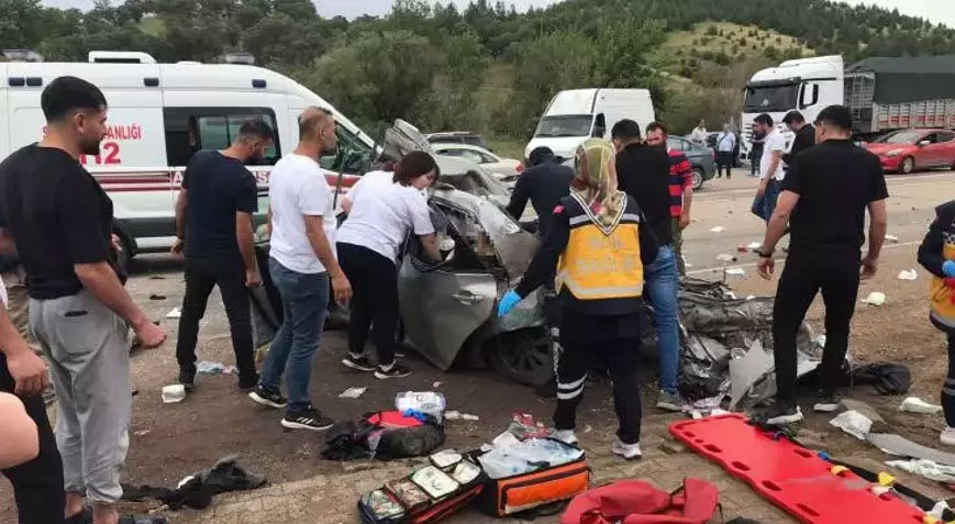Feci kaza! Otomobil ile TIR çarpıştı: 2 ölü, 3 yaralı