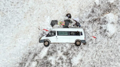 Minibüs 4,5 aydır kar altında bekliyor: “Bazen uykularıma bile giriyor, çok mağdurum”