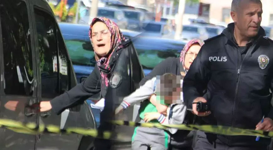 Kayseri’de hareketli dakikalar! Kalabalığı gördü, çocuğu aklına geldi