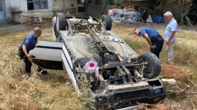 Otomobil boş araziye devrildi, ters döndü