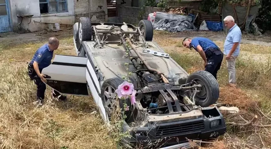 Otomobil boş araziye devrildi, ters döndü