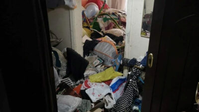 Ağır koku gelen evden 12 ton çöp çıktı