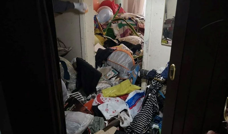 Ağır koku gelen evden 12 ton çöp çıktı