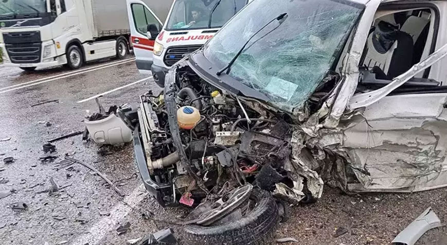 Korkunç kaza: 1’i bebek 2 ölü, 5 yaralı