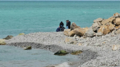 Sahile vuran ceset, çantadan çıkan seçmen kağıdından teşhis edildi