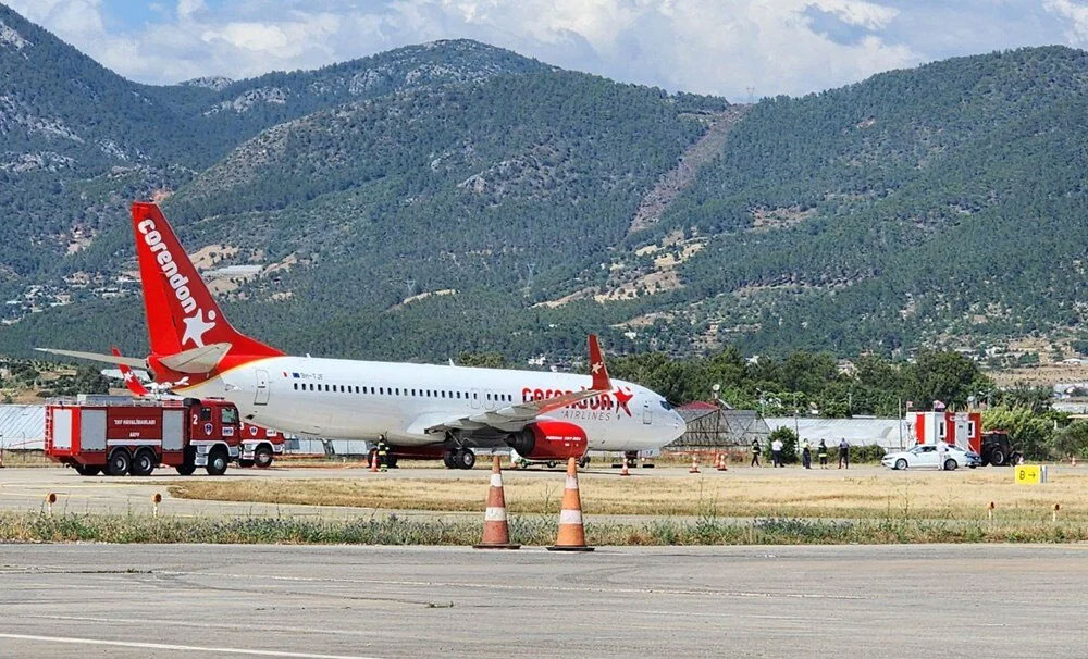 Antalya’da ön lastiği patlayan uçak park yerine çekildi