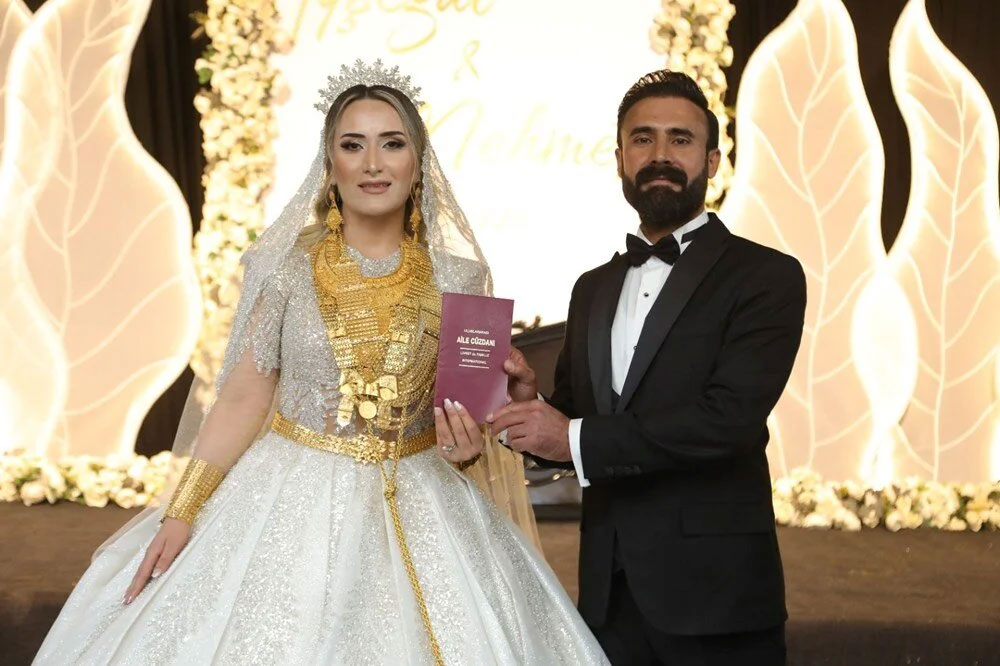 Ağırlığından hareket edemedi: 6 kilo altın ve paralar iki valize sığabildi