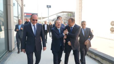 Cavit Çağlar ile Hakan Çavuşoğlu’nun sıcak buluşması; ‘Ülkemize hizmetlerin unutulmaz’