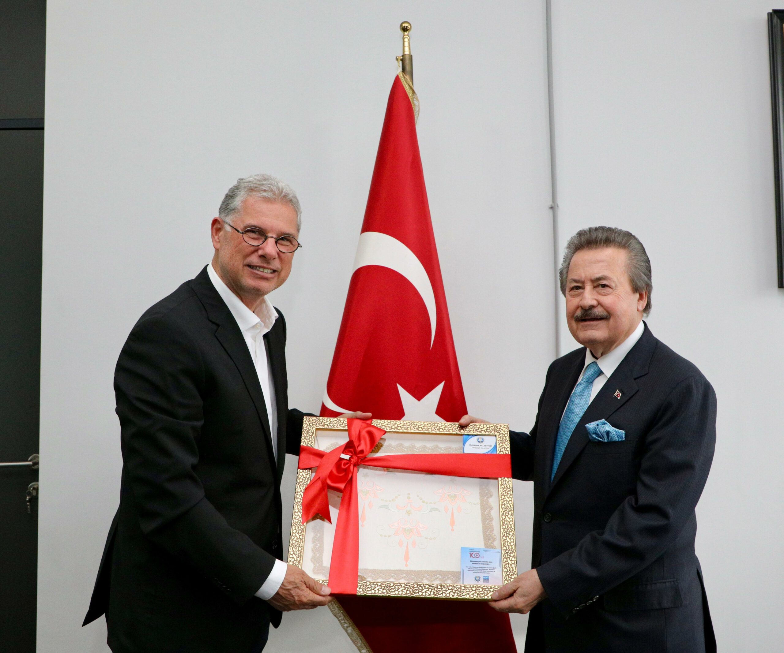 Devlet eski Bakanı Cavit Çağlar, Mudanya Belediye Başkanı Dalgıç’a başarı diledi