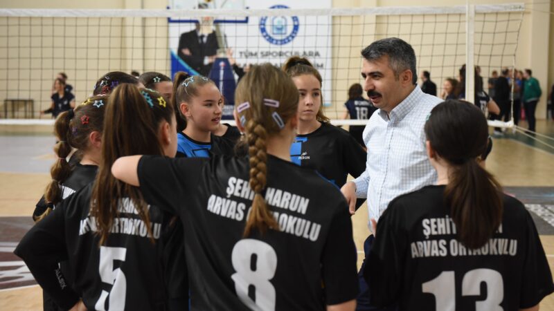 Başkan Yılmaz’dan sporculara ziyaret Yıldırım Belediyesi tarafından düzenlenen okul sporları şenliği, ortaokul müsabakaları devam