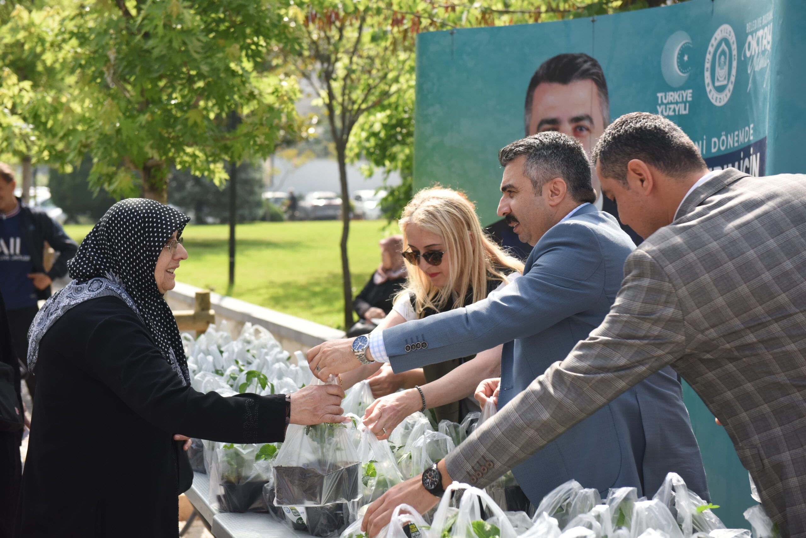 Bursa’da 50 bin fide dağıtıldı Bursa’da 50 bin fide dağıtıldı