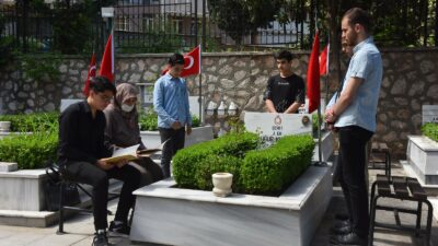 Bursa’da gençlerden şehitlere vefa