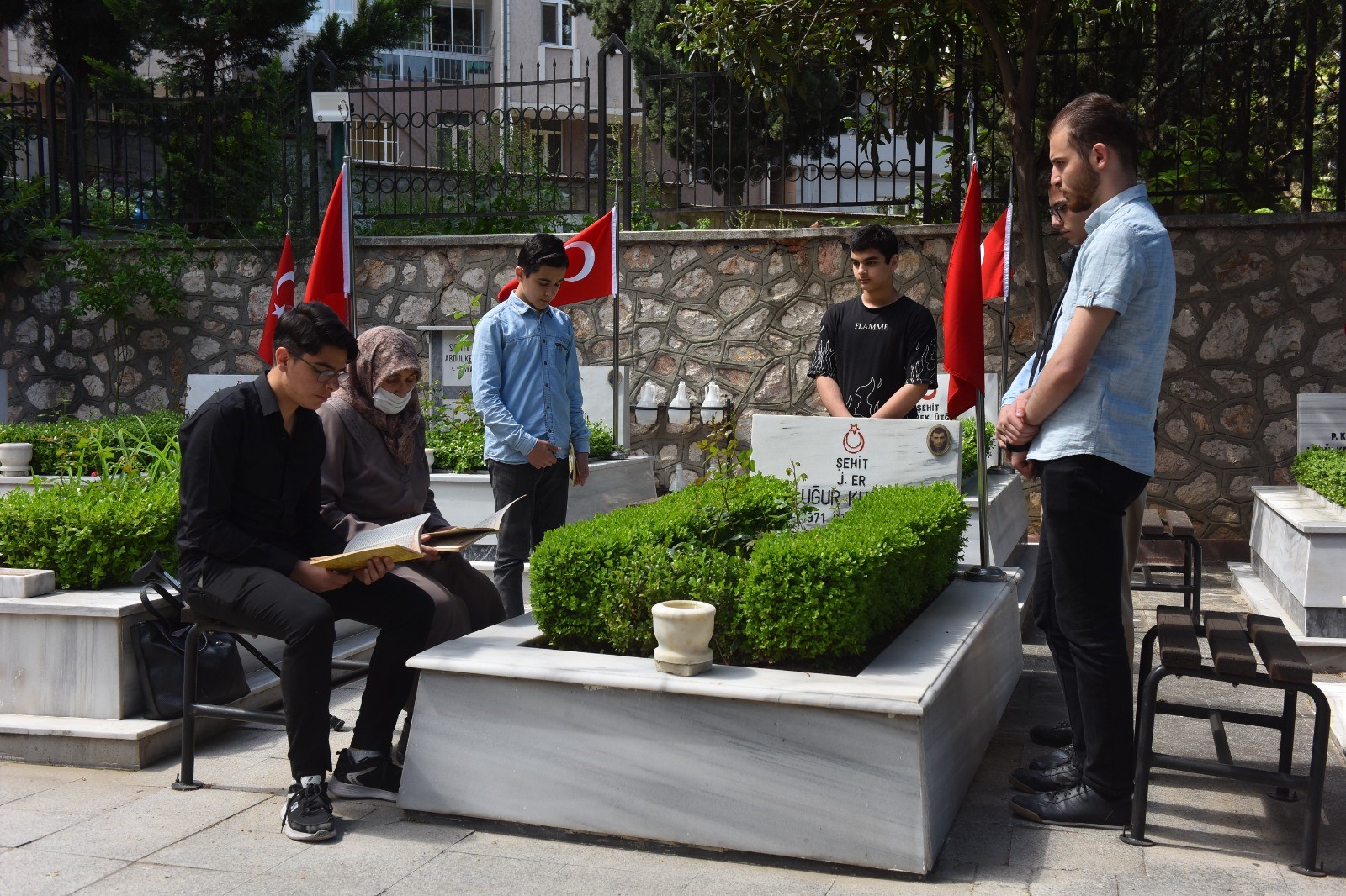 Bursa’da gençlerden şehitlere vefa