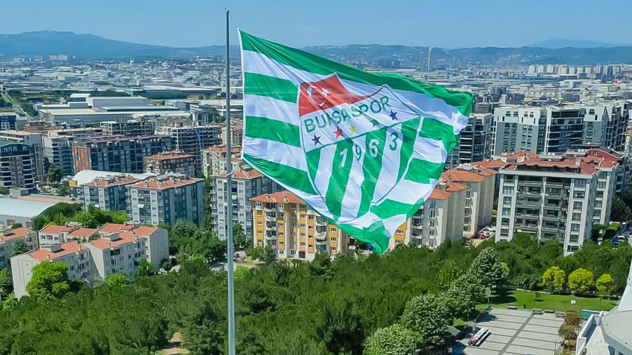 Batı Kurumsal’dan Bursa’nın merkezine dev Bursaspor bayrağı Batı Kurumsal’dan Bursa’nın merkezine dev Bursaspor bayrağı