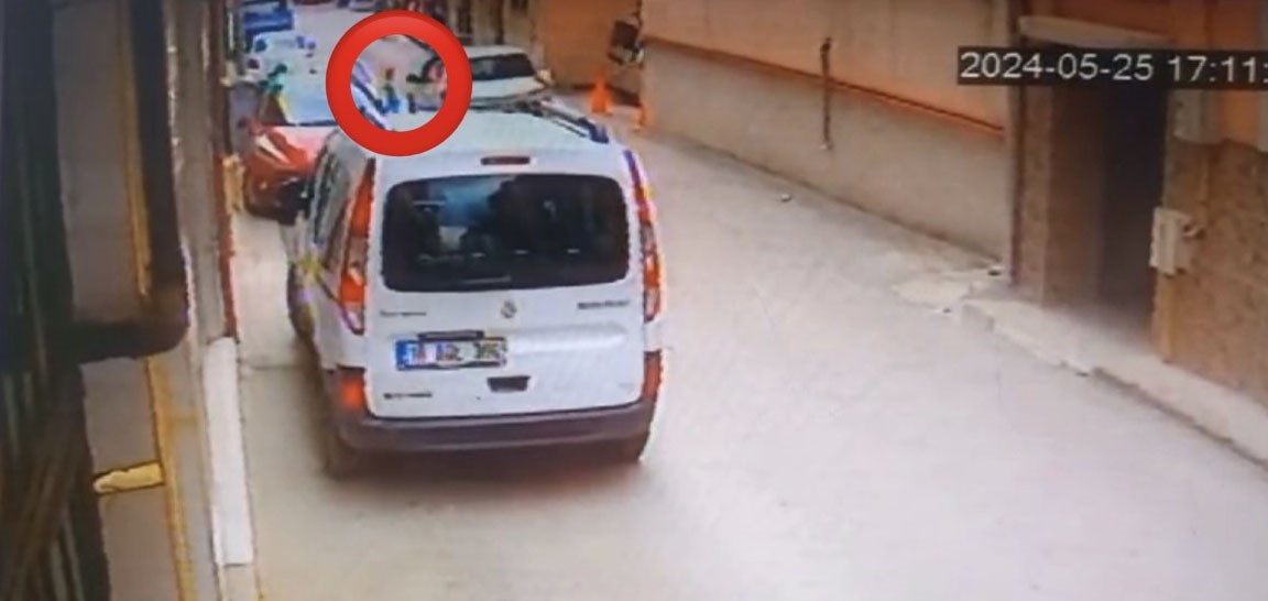 Bursa’da aniden yola çıktı, aracın altında kaldı