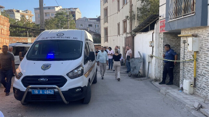 Bursa'nın merkez Osmangazi ilçesinde halasını bıçakla öldürdüğü, babaannesini de ağır