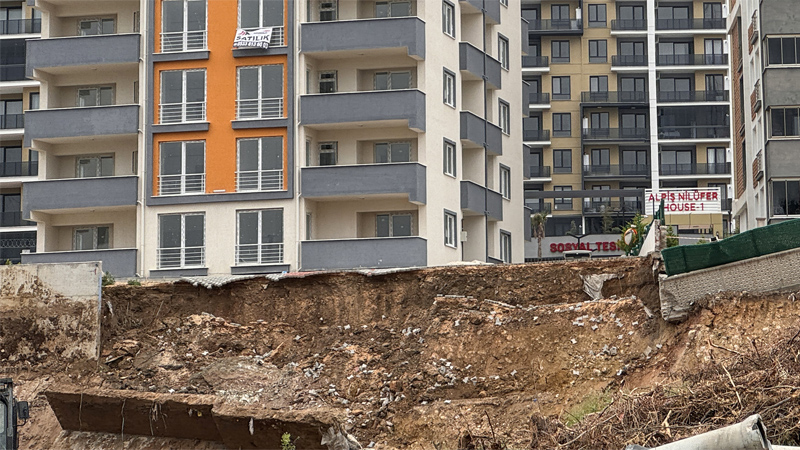 Bursa’da temel kazısında istinat duvarı çöktü