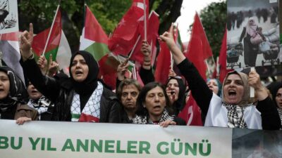 Bursa’da yüzlerce kişi Filistinli anneler için yürüdü