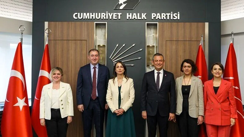 DEM Parti’den CHP’ye ziyaret Cumhuriyet Halk Partisi Genel Başkanı Özgür Özel, DEM Parti Eş