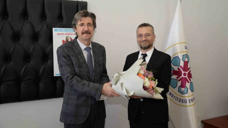 Bursa’da Eğitim Bilimleri Enstitüsü’nde bayrak değişimi Bursa Uludağ Üniversitesi (BUÜ) Eğitim Bilimleri Enstitüsü’nde yeni dönem başladı.