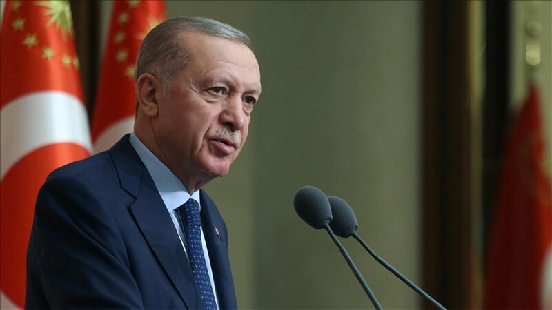 Cumhurbaşkanı Erdoğan’dan Suriye ile ‘barış rüzgarı’ mesajı Cumhurbaşkanı Recep Tayyip Erdoğan, Kazakistan'dan dönüş yolunda uçakta gazetecilerin sorularını